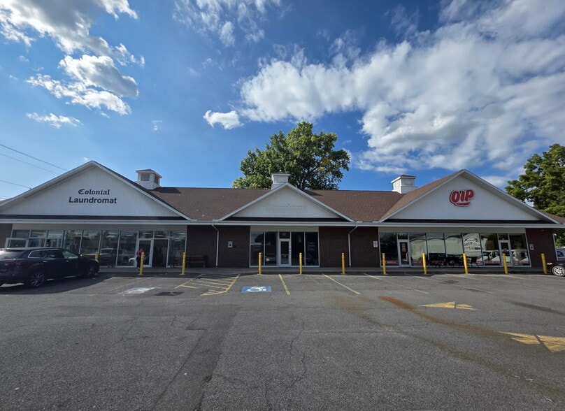 408 Oswego St, Liverpool, NY à louer - Photo de l’immeuble – Image 1 sur 22