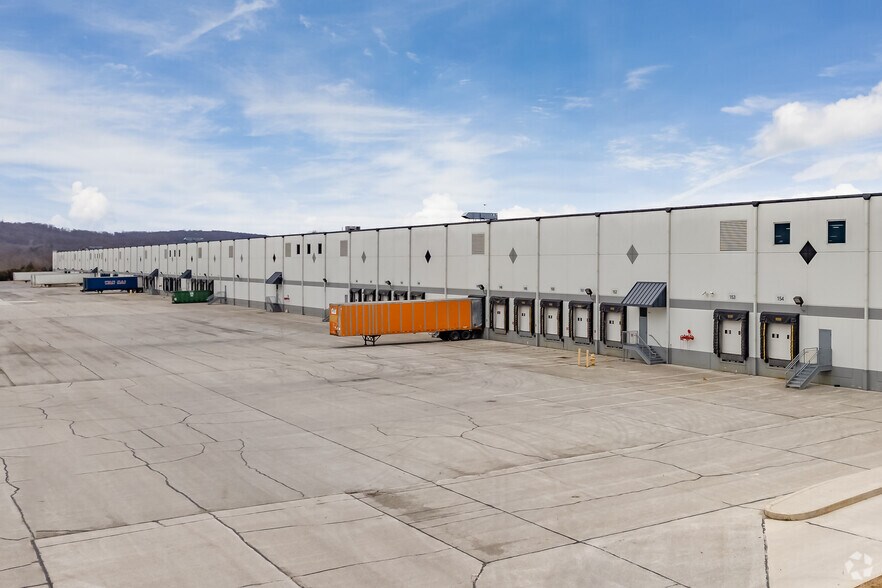 600 Industrial Dr, Lewisberry, PA à louer - Photo de l’immeuble – Image 3 sur 4