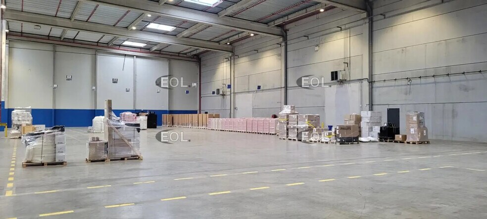 Industriel/Logistique dans Pusignan à louer - Photo de l’immeuble – Image 2 sur 3