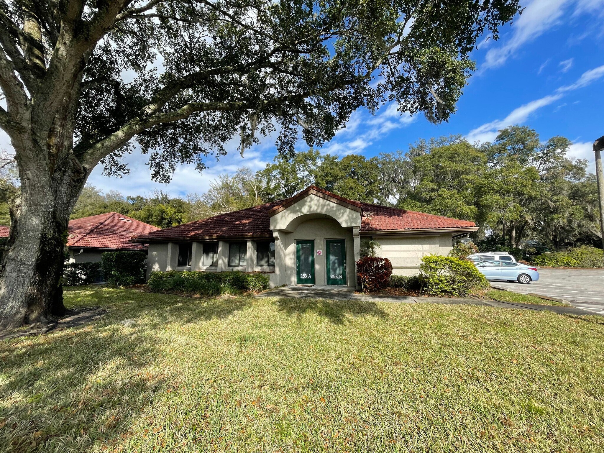 251 Plaza Ave, Oviedo, FL à louer Photo principale– Image 1 sur 3