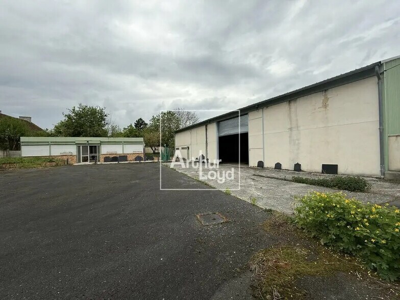 Local d'activités dans Aubepierre-Ozouer-le-Repos à vendre - Photo de l’immeuble – Image 3 sur 5