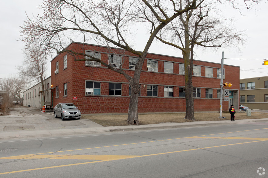266 Royal York Rd, Toronto, ON à louer - Photo de l’immeuble – Image 2 sur 4