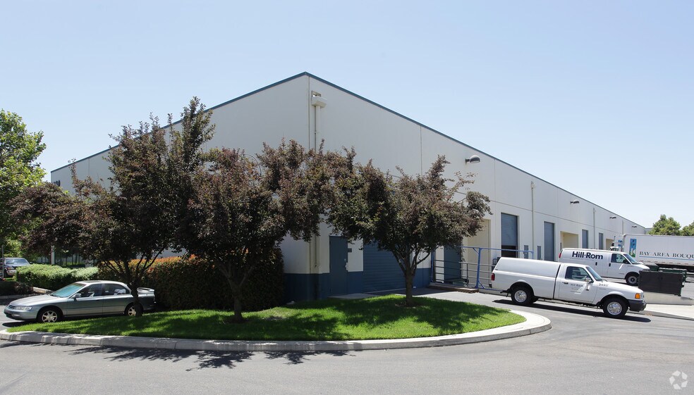 830 Riverside Pky, West Sacramento, CA à louer - Photo de l’immeuble – Image 3 sur 11