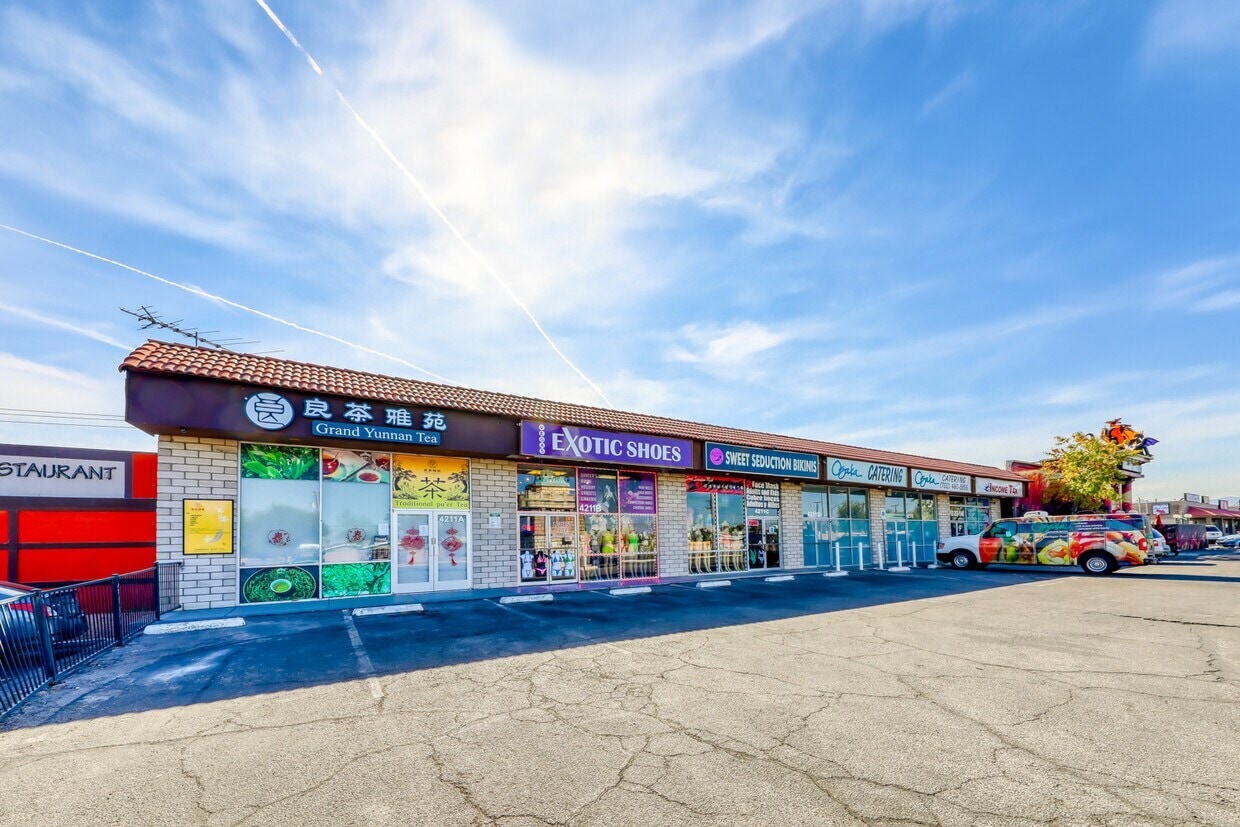 4211 W Sahara Ave, Las Vegas, NV à louer Photo de l’immeuble– Image 1 sur 4