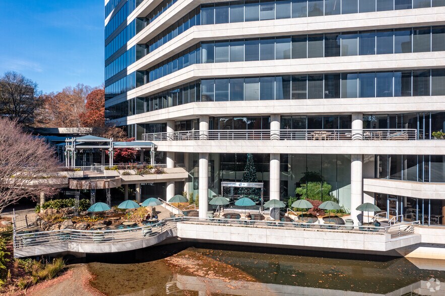990 Hammond Dr NE, Atlanta, GA à louer - Photo de l’immeuble – Image 3 sur 16