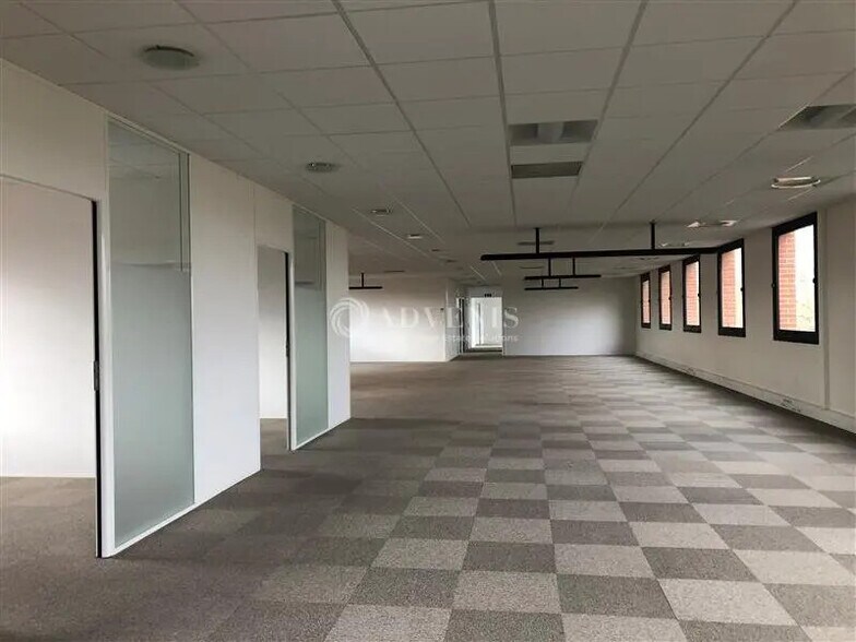 Bureau dans Montigny-le-Bretonneux à louer - Photo intérieure – Image 3 sur 7