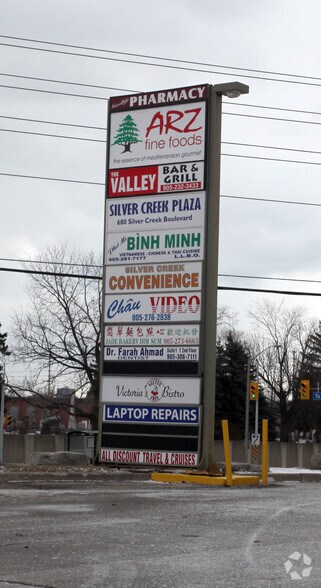 680 Silver Creek Blvd, Mississauga, ON à louer - Photo de l’immeuble – Image 2 sur 6