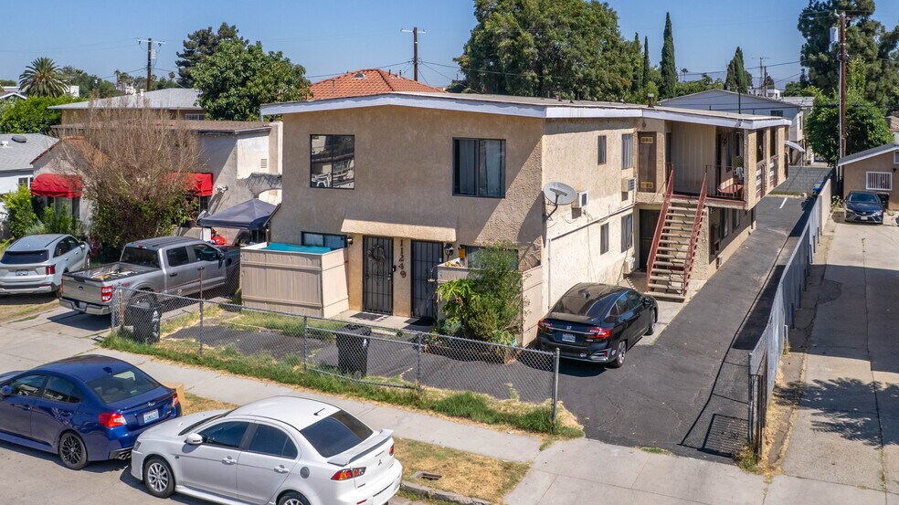 11249 Emelita St, North Hollywood, CA à vendre - Photo de l’immeuble – Image 1 sur 26