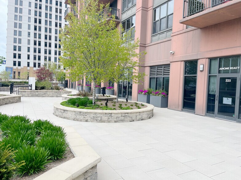 325 N Desplaines St, Chicago, IL à vendre - Photo de l’immeuble – Image 2 sur 11