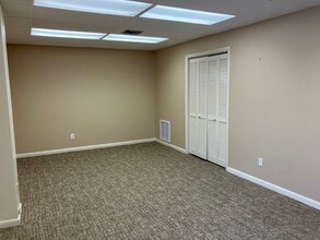 4233-4247 El Prado Blvd, Tampa, FL à louer Photo intérieure– Image 2 sur 6