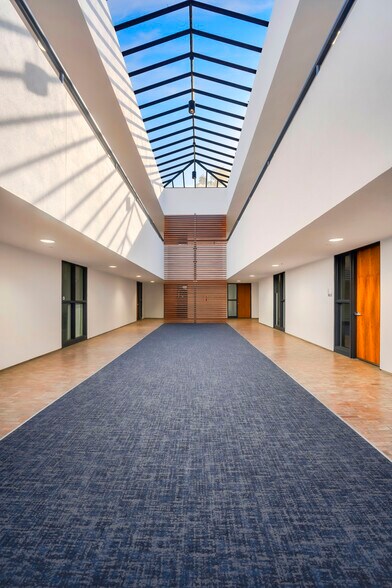 2183 Fairview Rd, Costa Mesa, CA à louer - Photo de l’immeuble – Image 3 sur 8