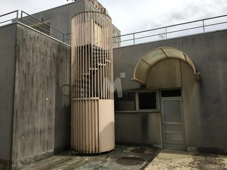 Bureau dans Savigny-le-Temple à louer - Photo de l’immeuble – Image 2 sur 15