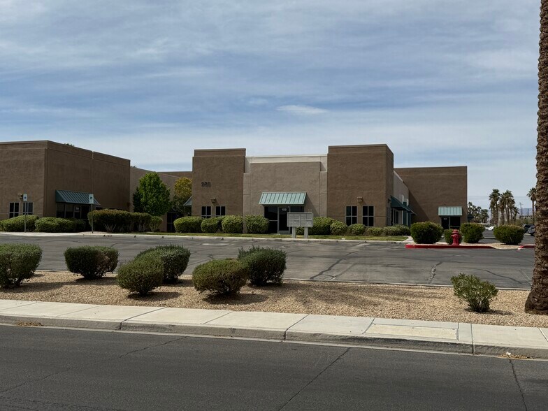 285 E Warm Springs Rd, Las Vegas, NV à vendre - Photo de l’immeuble – Image 3 sur 8