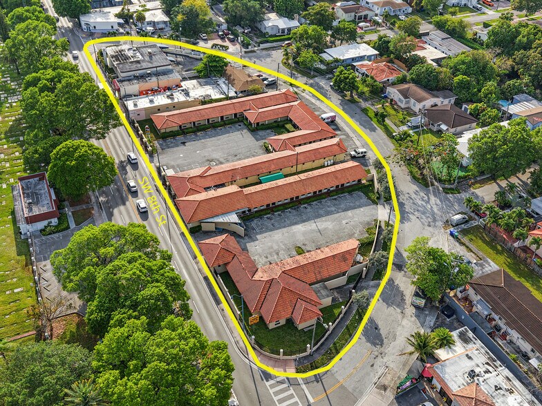 4425 SW 8th St, Coral Gables, FL à vendre - Photo de l’immeuble – Image 3 sur 12