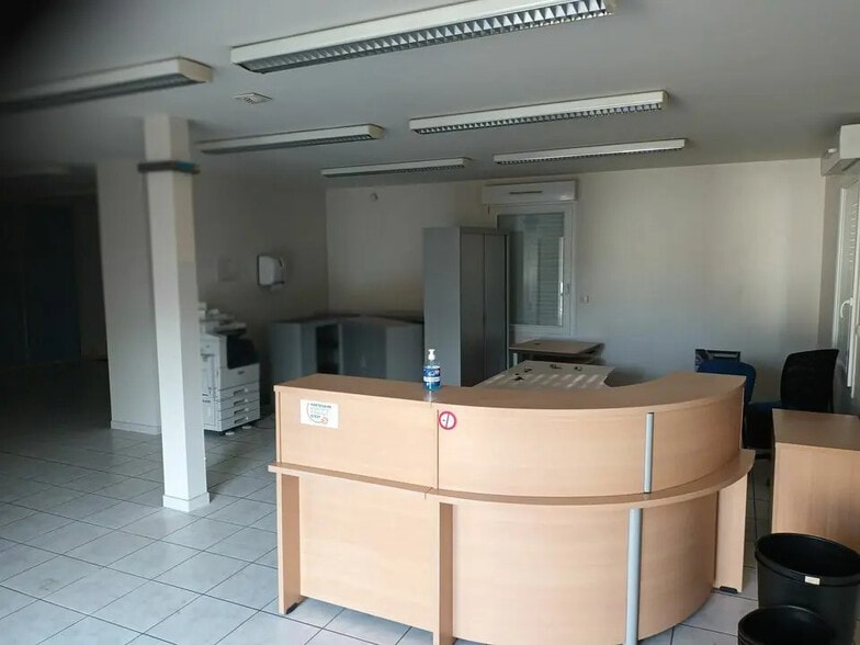 Local d'activités dans Val-de-Reuil à vendre - Photo de l’immeuble – Image 3 sur 8