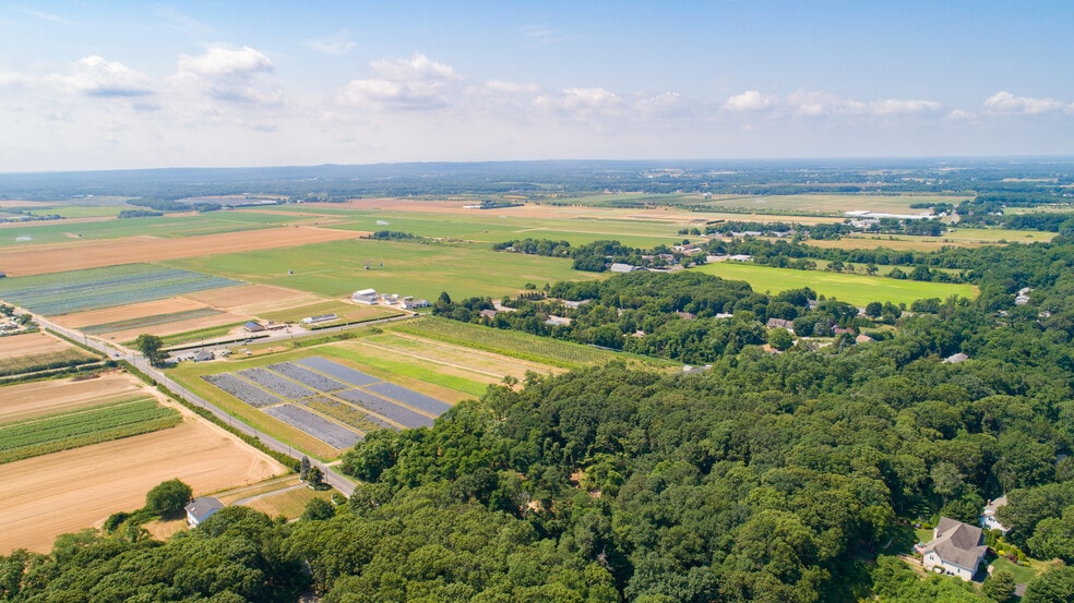 2551 Roanoke Ave, Riverhead, NY à vendre - Photo principale – Image 2 sur 4