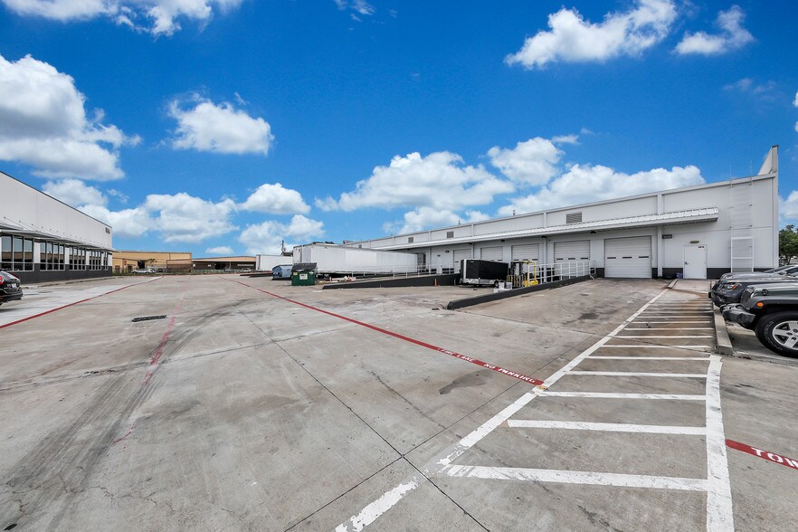 1557 W Sam Houston Pky N, Houston, TX à louer - Photo de l’immeuble – Image 2 sur 5