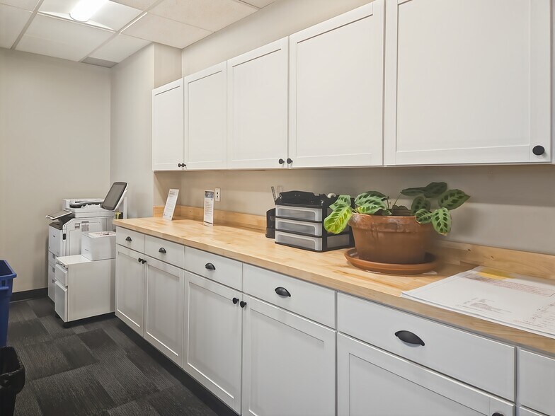 400 Warren Ave, Bremerton, WA à louer - Photo de l’immeuble – Image 1 sur 11