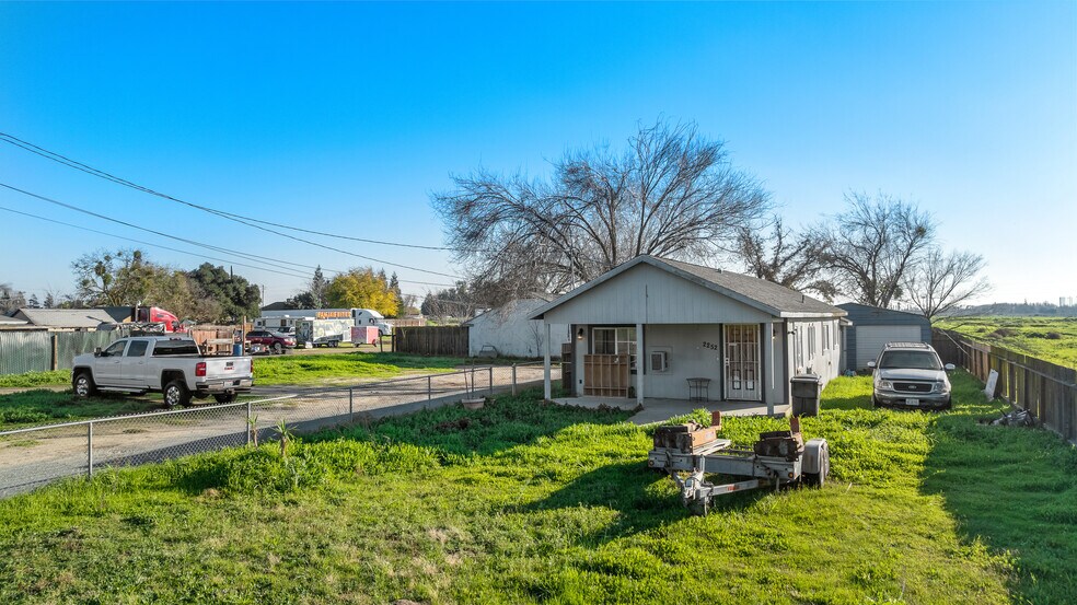 2256 W Yosemite Ave, Manteca, CA à vendre - Aérien – Image 3 sur 20