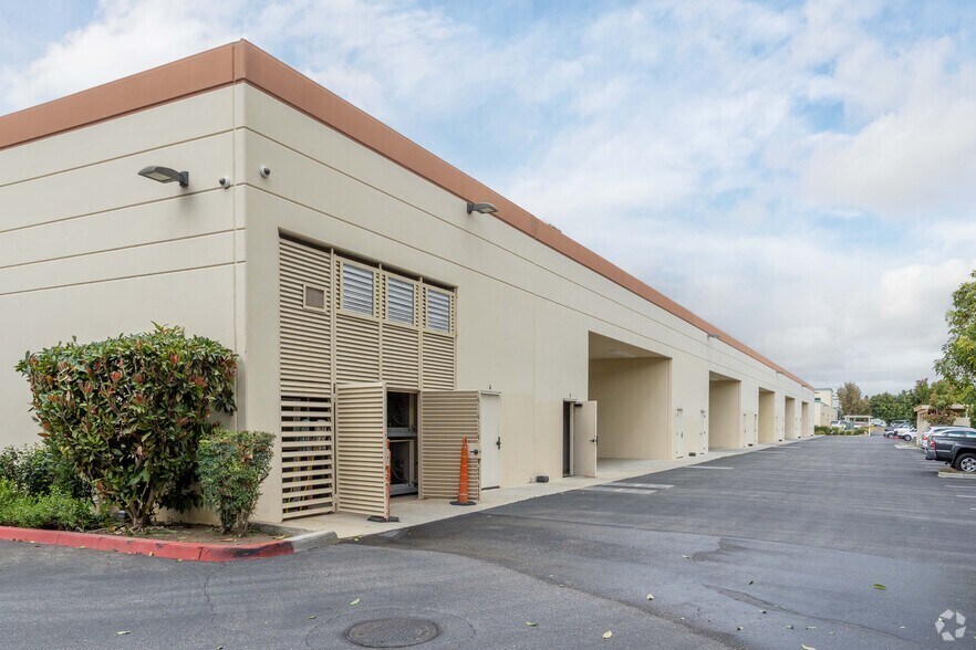 930 Flynn Rd, Camarillo, CA à louer - Photo de l’immeuble – Image 3 sur 4