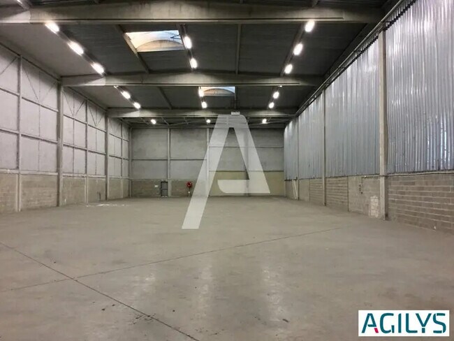 Plus de détails pour 20 Boulevard De L'Europe, Combs-la-Ville - Industriel/Logistique à louer