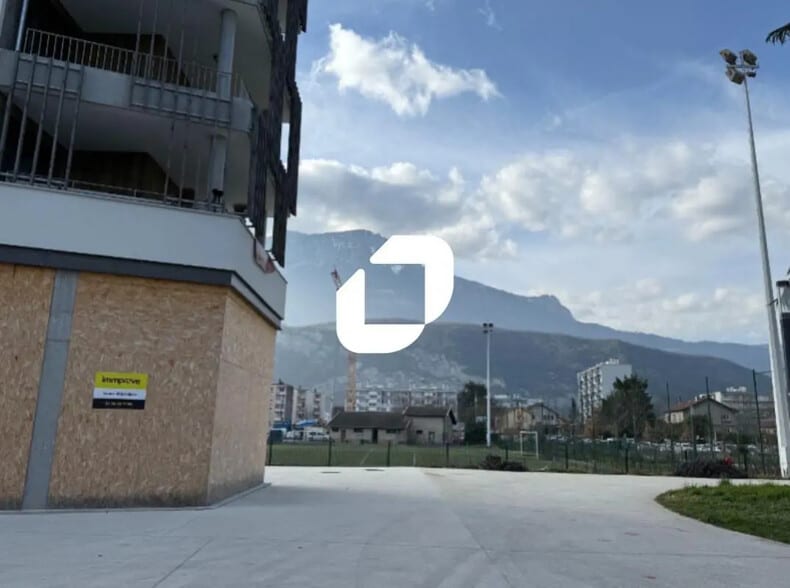 Local commercial dans Le Pont-de-Claix à louer - Photo de l’immeuble – Image 2 sur 12