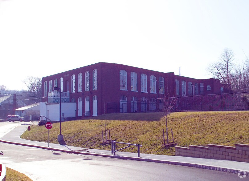 15 Shaw St, Fall River, MA à louer - Photo de l’immeuble – Image 3 sur 5