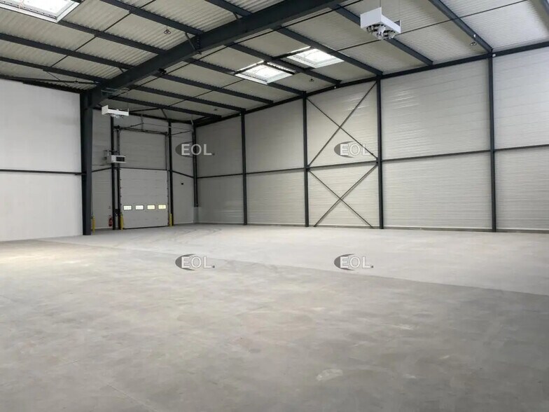 Local d’activités dans Saint-Priest à louer - Photo de l’immeuble – Image 2 sur 12