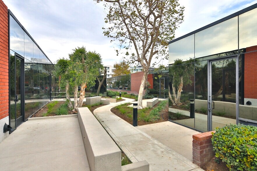 5010 Campus Dr, Newport Beach, CA à louer - Photo de l’immeuble – Image 3 sur 4