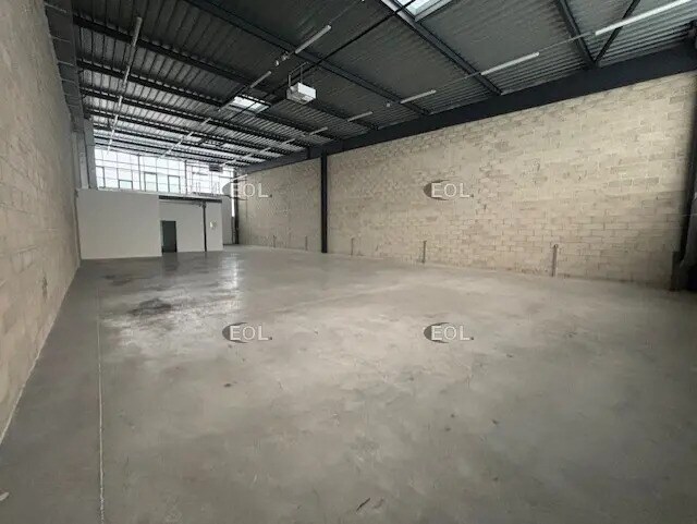 Local d’activités dans Le Coudray-Montceaux à louer - Photo de l’immeuble – Image 3 sur 8