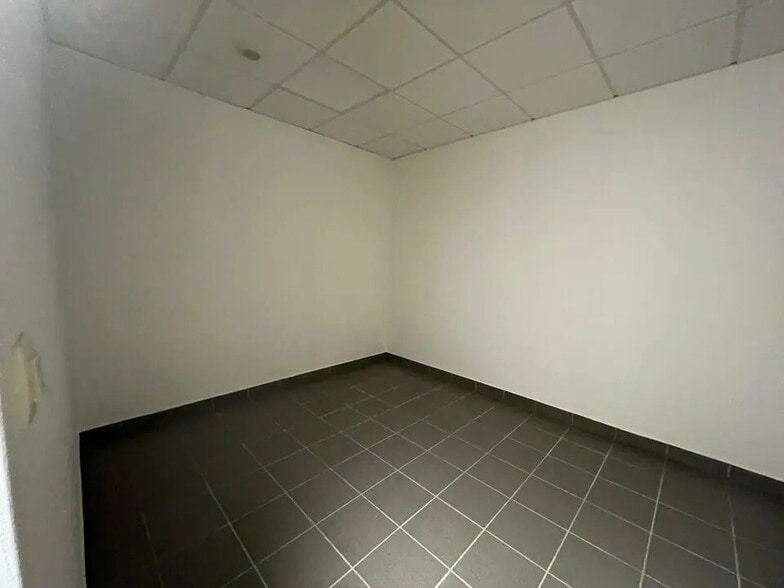 Local d’activités dans Saint-Quentin-Fallavier à louer - Photo intérieure – Image 3 sur 11