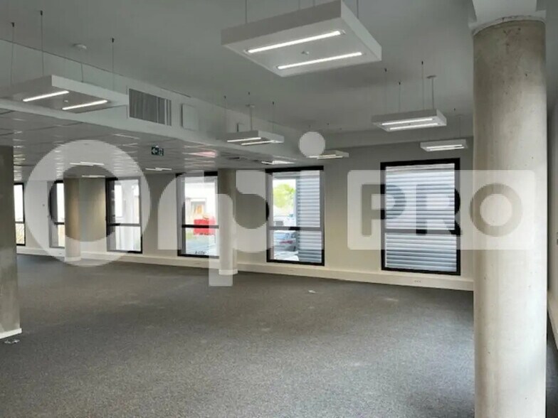 Bureau dans Périgny à louer - Photo de l’immeuble – Image 1 sur 3