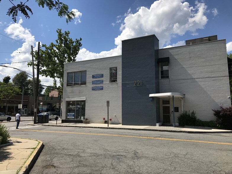 217-223 E Hartsdale Ave, Hartsdale, NY à louer - Photo de l’immeuble – Image 3 sur 9