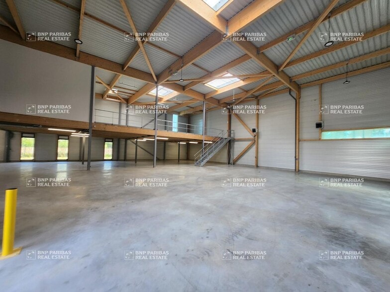 Local d’activités dans Chanteloup-en-Brie à louer - Photo de l’immeuble – Image 1 sur 19