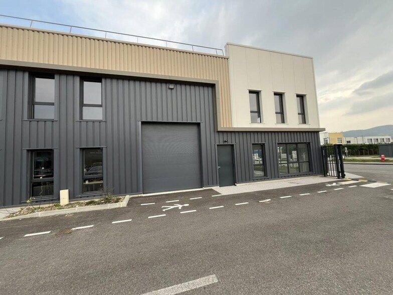 150 Bis Rue Ampère, Genay à louer - Photo de l’immeuble – Image 3 sur 21