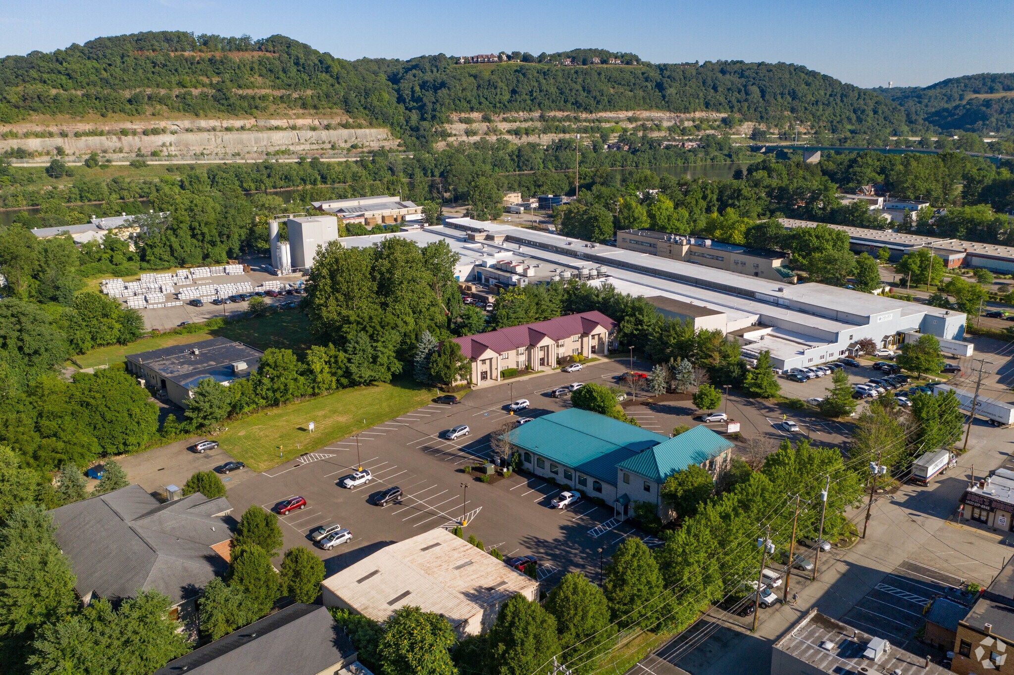 527 Cedar Way, Oakmont, PA à louer Photo de l’immeuble– Image 1 sur 3