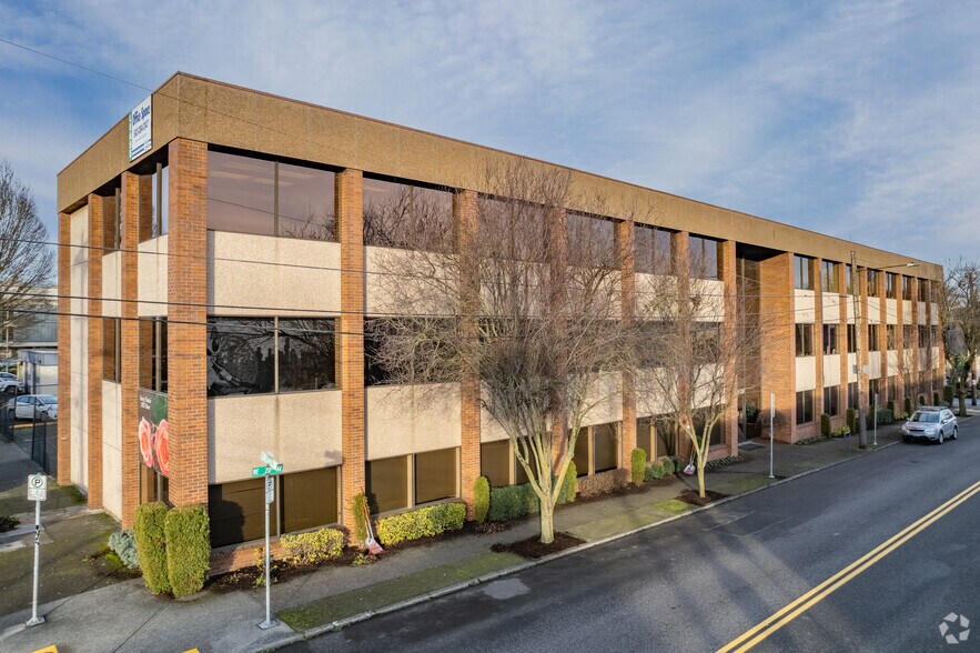 825 NE 20th Ave, Portland, OR à louer - Photo de l’immeuble – Image 1 sur 5