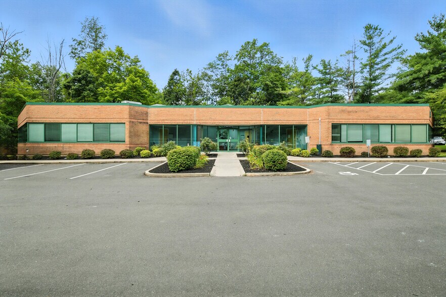 3 Northwestern Dr, Bloomfield, CT à louer - Photo de l’immeuble – Image 1 sur 33