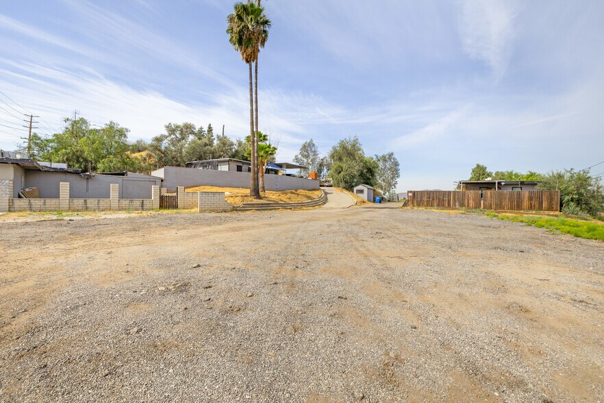 2981 S La Cadena Dr, Colton, CA à vendre - Photo de l’immeuble – Image 2 sur 23