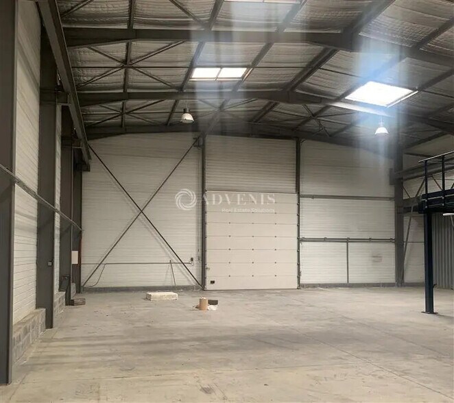 Industriel/Logistique dans à louer - Photo de l’immeuble – Image 1 sur 3