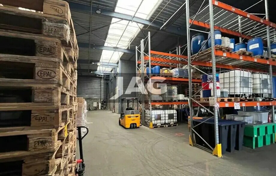 Local d’activités dans Genas à louer - Photo de l’immeuble – Image 3 sur 6