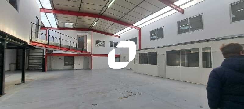 Local d’activités dans Bobigny à louer - Photo de l’immeuble – Image 3 sur 11