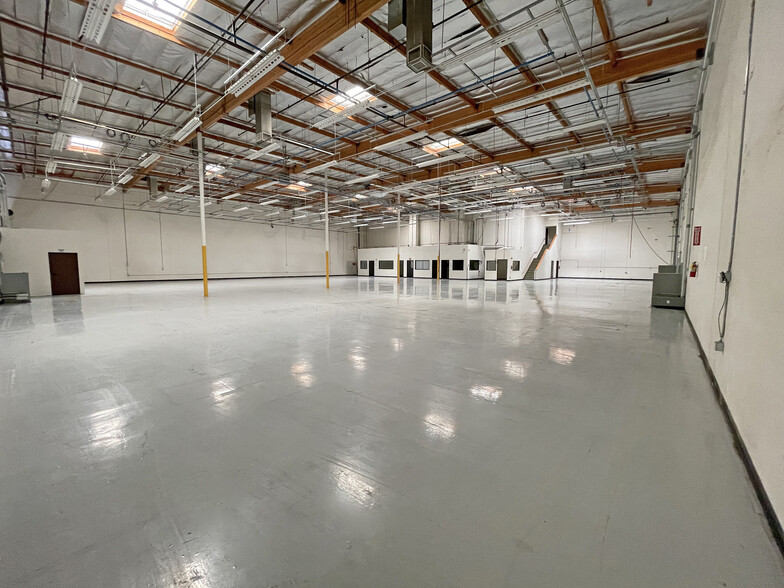 28177 Avenue Crocker, Valencia, CA à louer - Photo intérieure – Image 2 sur 3