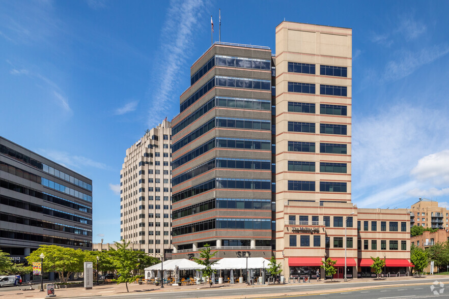 1110 N Glebe Rd, Arlington, VA à louer - Photo de l’immeuble – Image 2 sur 8
