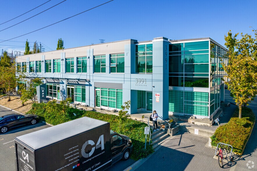 3991 Henning Dr, Burnaby, BC à louer - Photo principale – Image 1 sur 4