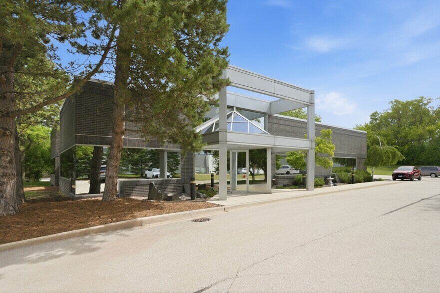 975 Campus Dr, Mundelein, IL à vendre - Photo de l’immeuble – Image 2 sur 30