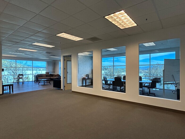 28470 Witherspoon Pky, Valencia, CA à louer - Photo de l’immeuble – Image 2 sur 7