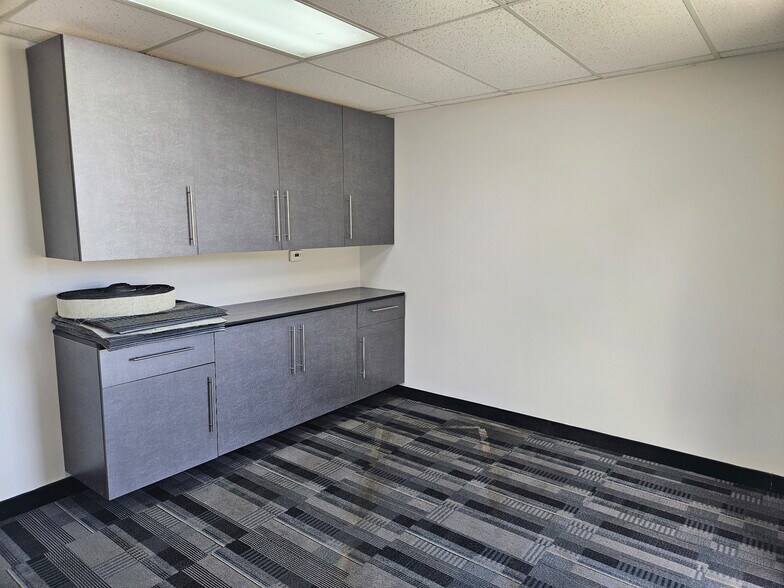 28702-28722 Wall St, Wixom, MI à louer - Photo de l’immeuble – Image 3 sur 6