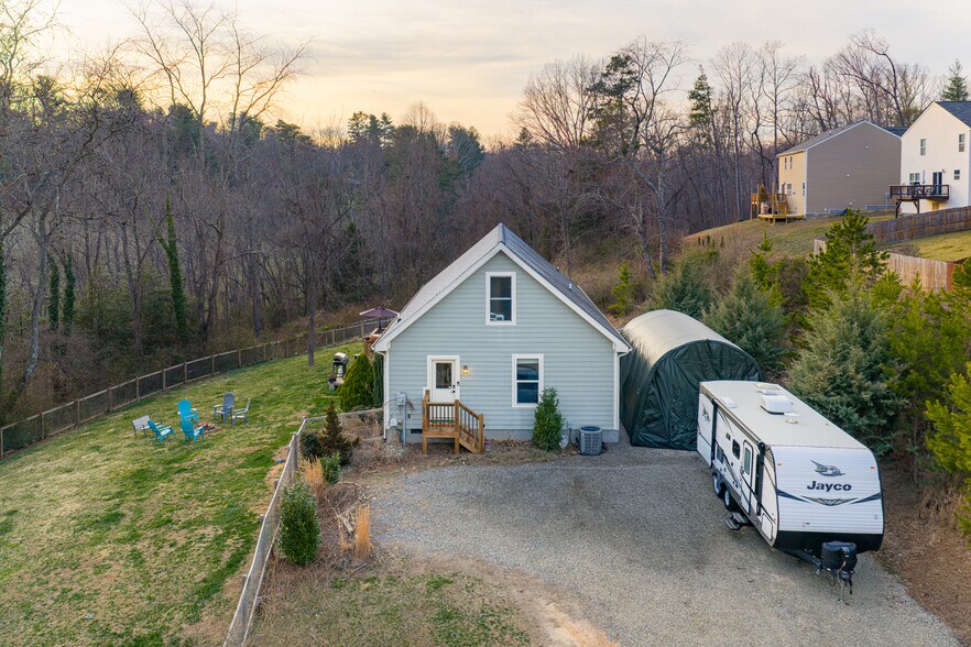 65 Owenby Rd, Candler, NC à vendre - Photo principale – Image 1 sur 34