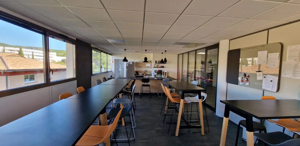 Bureau dans La Ciotat à vendre - Photo de l’immeuble – Image 3 sur 6